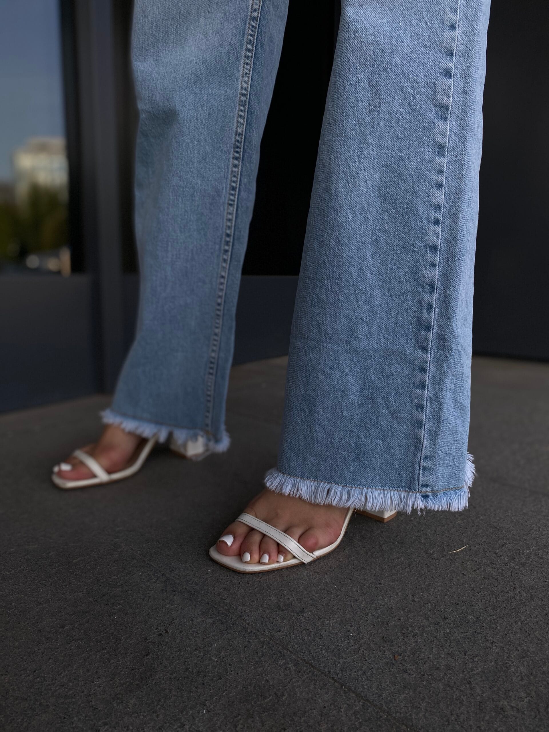 FLARE JEANS - jeansy wide leg - obrazek 4