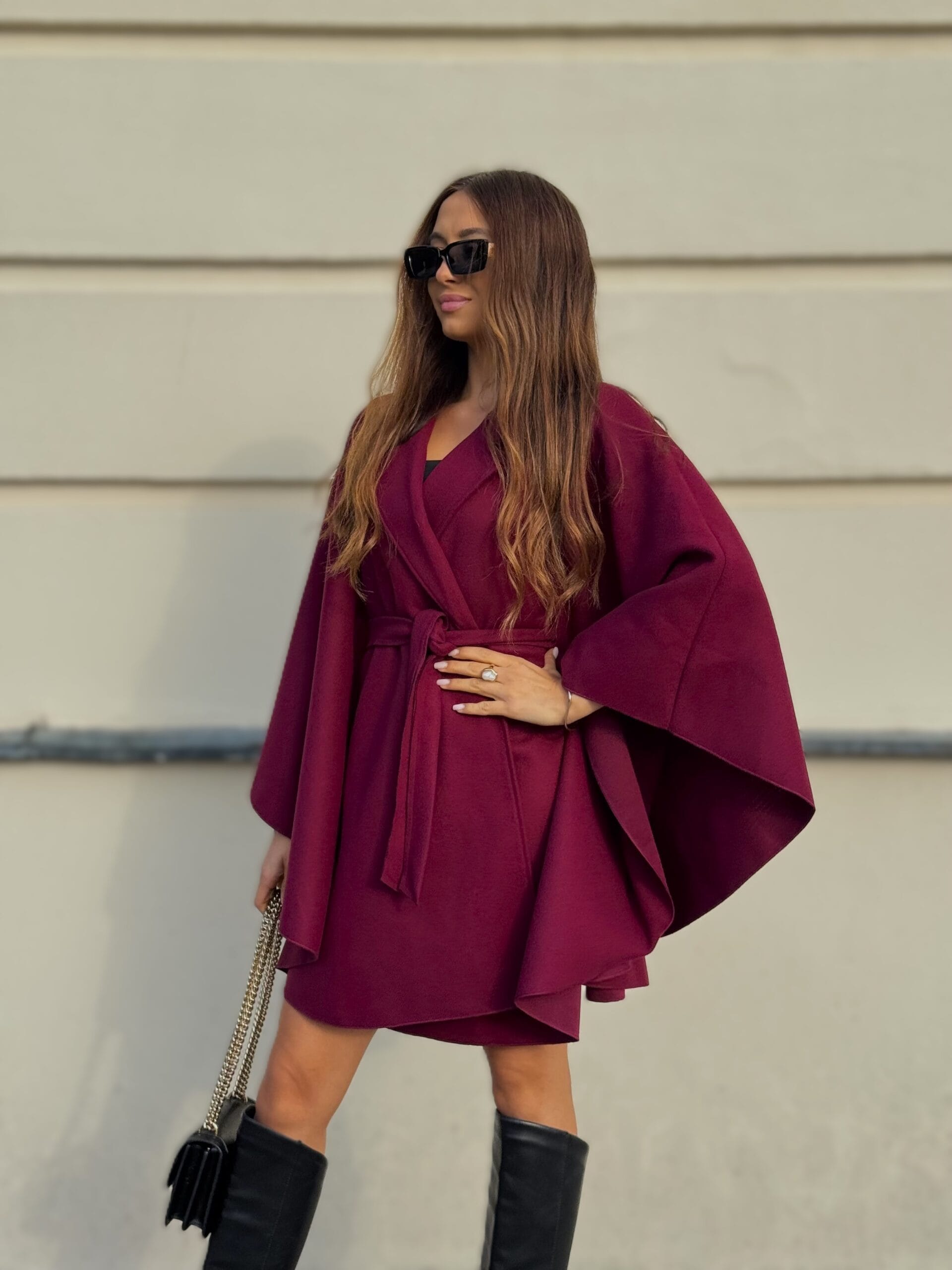 RUBY FALL CAPE - burgundowe ponczo z paskiem - obrazek 4